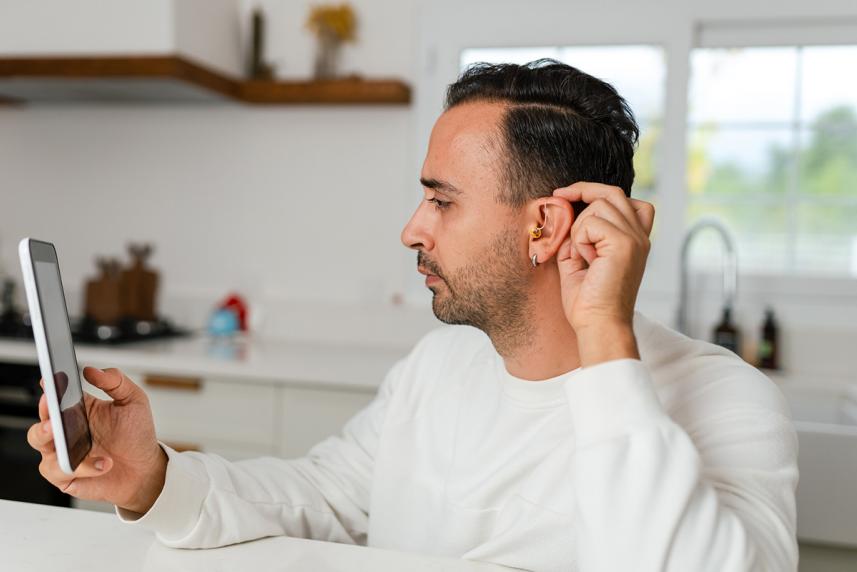 Man looking at mirror hodl